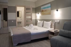 Готель Happy Inn. Сімейний тримісний з індивідуальним входом 1